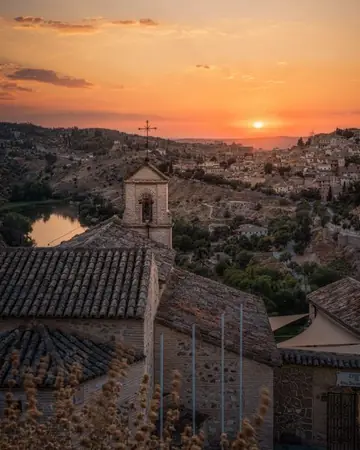 Atardecer sobre los tejados de un casco antiguo